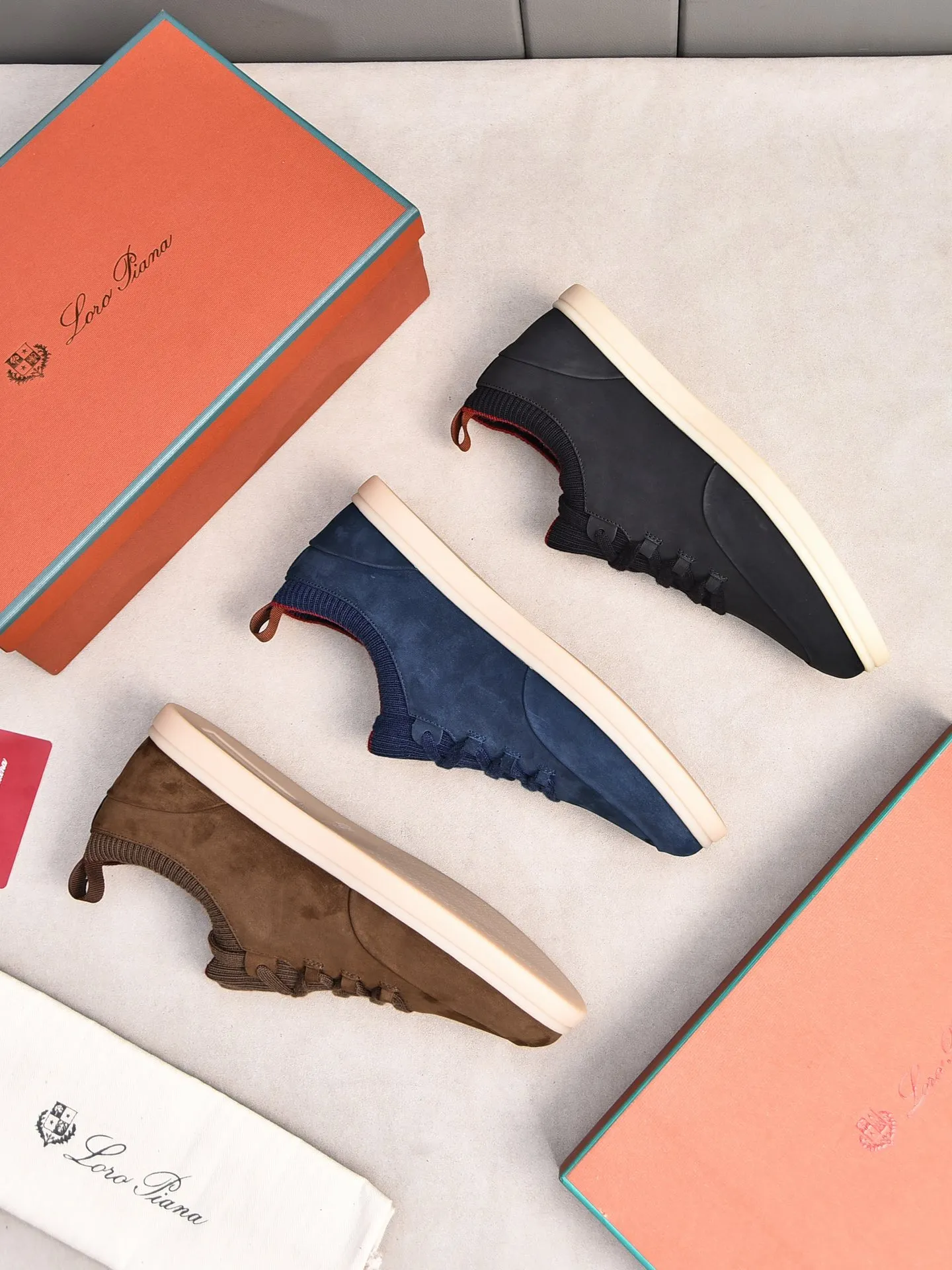 Men's Men's Shoes 💰500 LP's new product Loro Pian* 诺yo* Pianya Soho Walk These casual shoes and loafers are made of first-layer small nubuck cowhide. The texture is light, soft and comfortable. The mouth and tongue are decorated with high-density two-color knitting. The heel is decorated with a Kummel-colored original webbing pull-loop, which presents a unique three-dimensional effect. The unique version narrows slightly in the middle, and is decorated with details of the same material as shoelace eyelets. The original open-molded lightweight TPU rubber sole and spikes enhance traction and stability, and are full of modern aesthetic functional details. The rear is equipped with a cushion pad to enhance wearing comfort. It is sold in a complete package at the counter and is available in multiple colors!  Standard counter code number: 38～44# (45 customized)